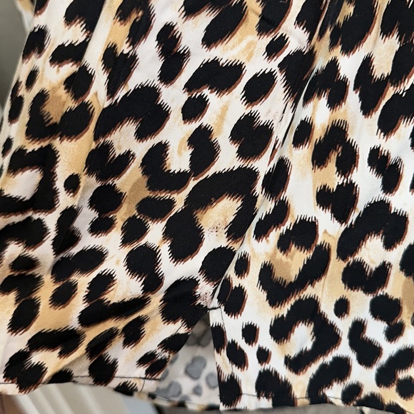 🐆 EUC Chicos button-up cheetah print blouse. - Picture 9 of 11